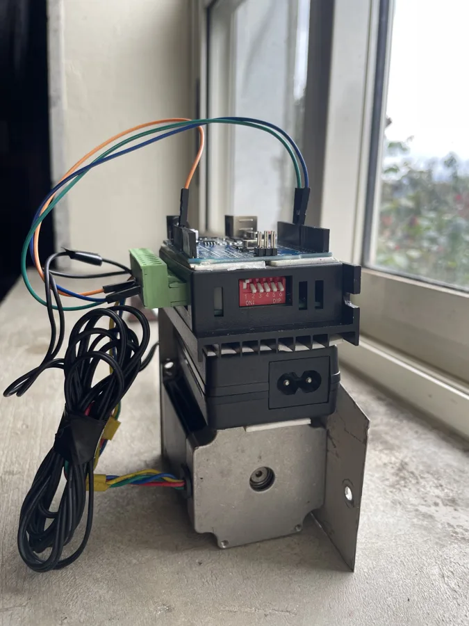 Prototipo de AppVentana: motor a pasos NEMA, driver y Arduino conectados junto a una ventana.