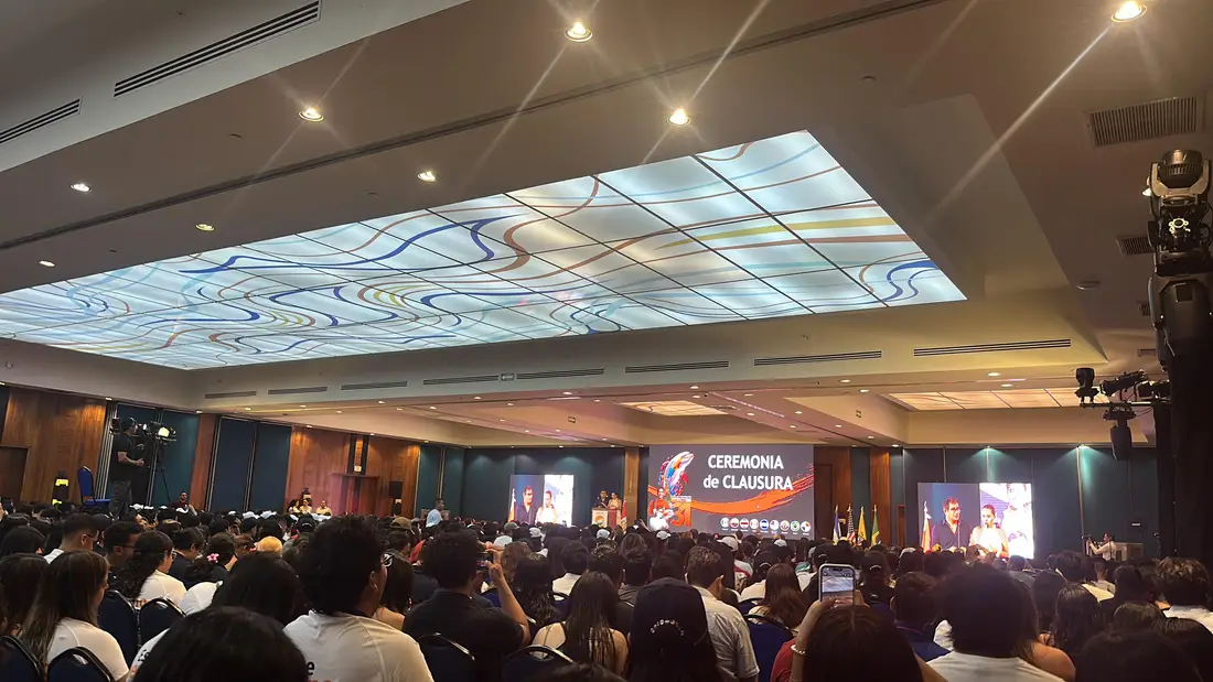 Salón lleno durante la ceremonia de clausura del Programa Delfín 2026.