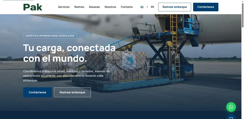 Portada del sitio de Pak Express: carga aérea en pista, con el titular «Tu carga, conectada con el mundo».